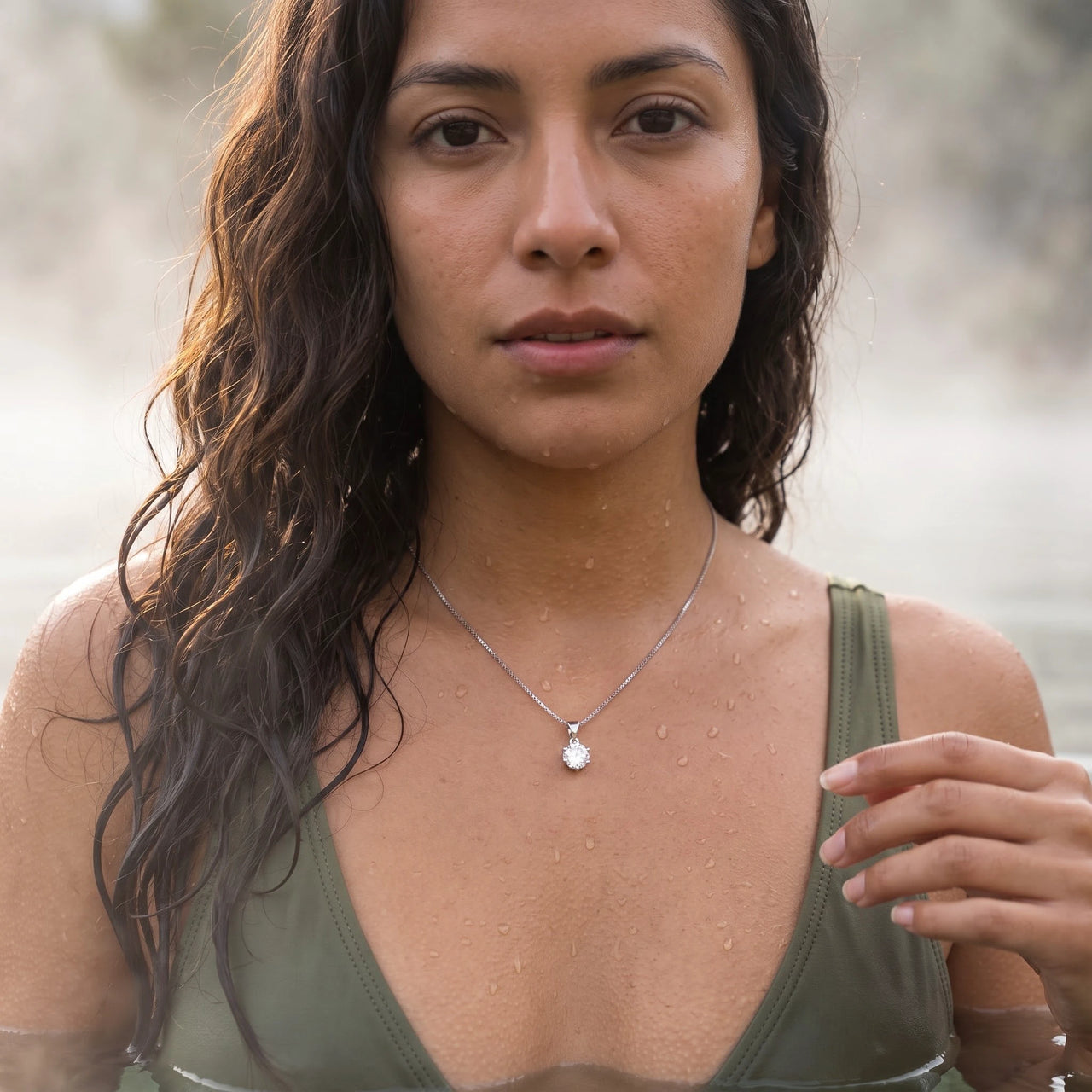 Collana punto luce — foto indossata in acqua, waterproof, argento | SKU: 505665