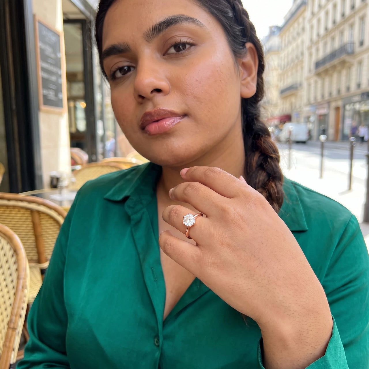 Bague fiançailles or rose — photo portée, geste du quotidien, or rose | SKU: 33759698-4.5-rose-gold
