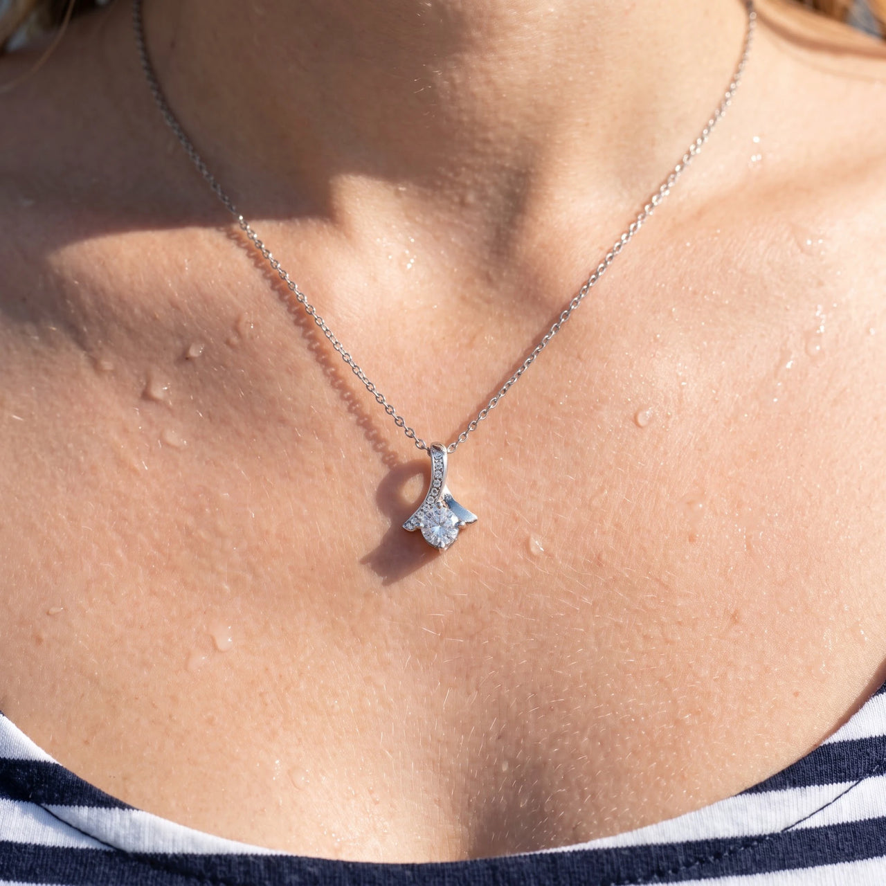 Close-up of the silver necklace worn on the skin | SKU: 6309048