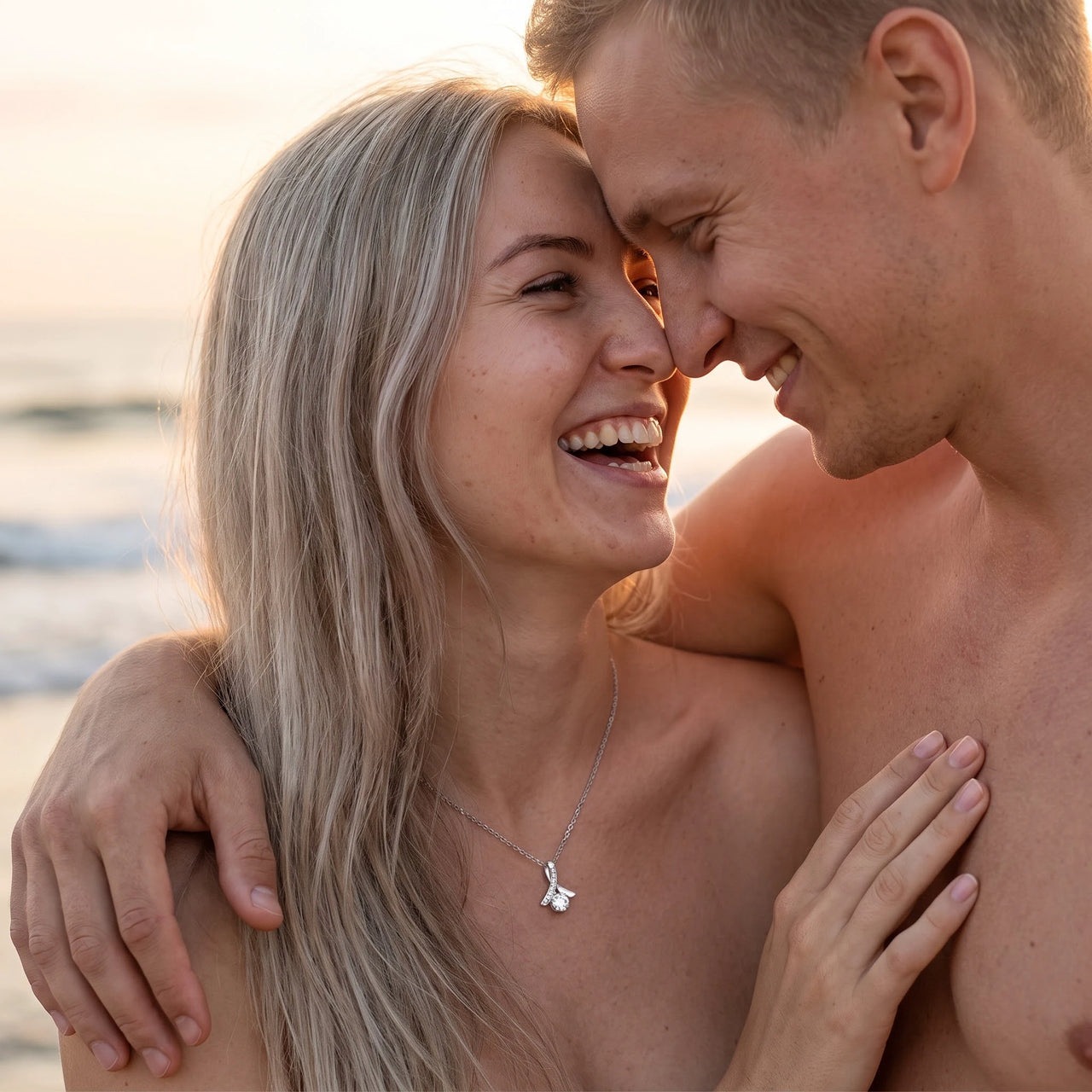 A couple on a date, she wears the silver necklace | SKU: 6309048