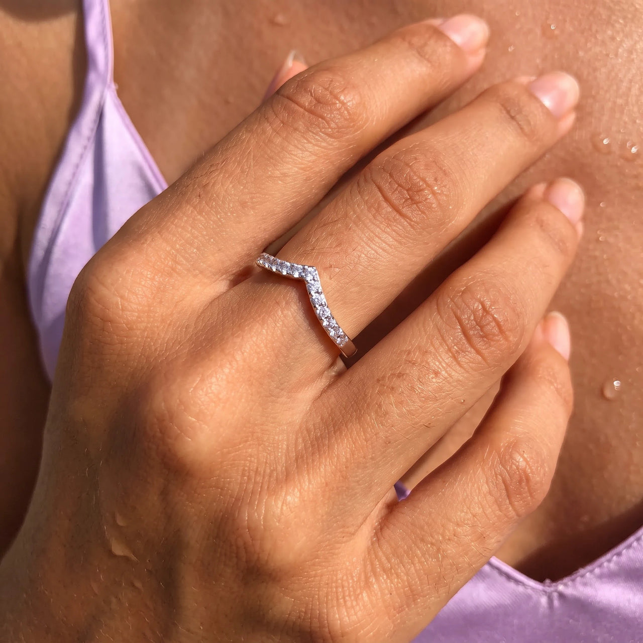 Chevron ring — Nahaufnahme der Details, Silber | SKU: 10645547-4.5-silver