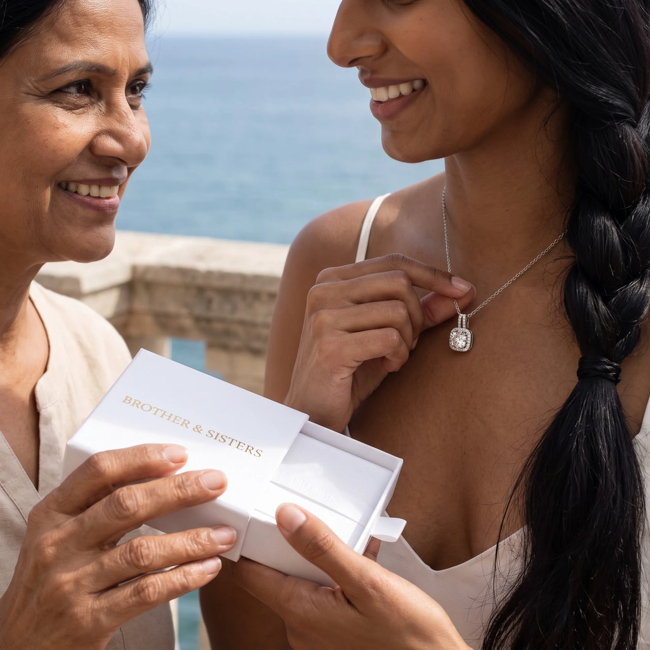 Silver necklace offered as a gift by her mother | SKU: 505762
