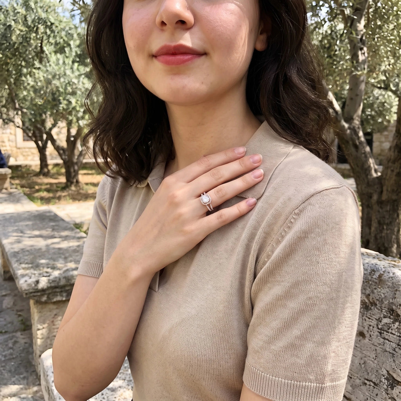 Bague octogonale — photo portée, geste du quotidien, or rose | SKU: 346060-4.5-rose-gold