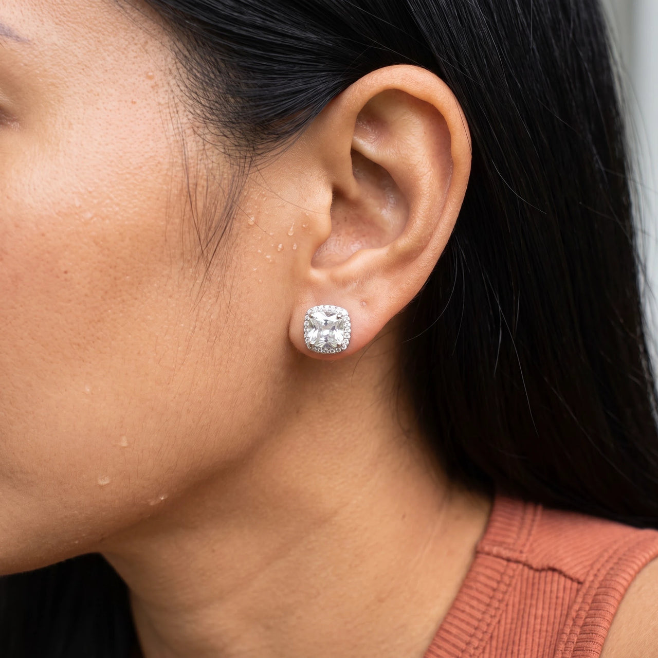 Orecchini con zirconi — primo piano dei dettagli, argento | SKU: 505185-white