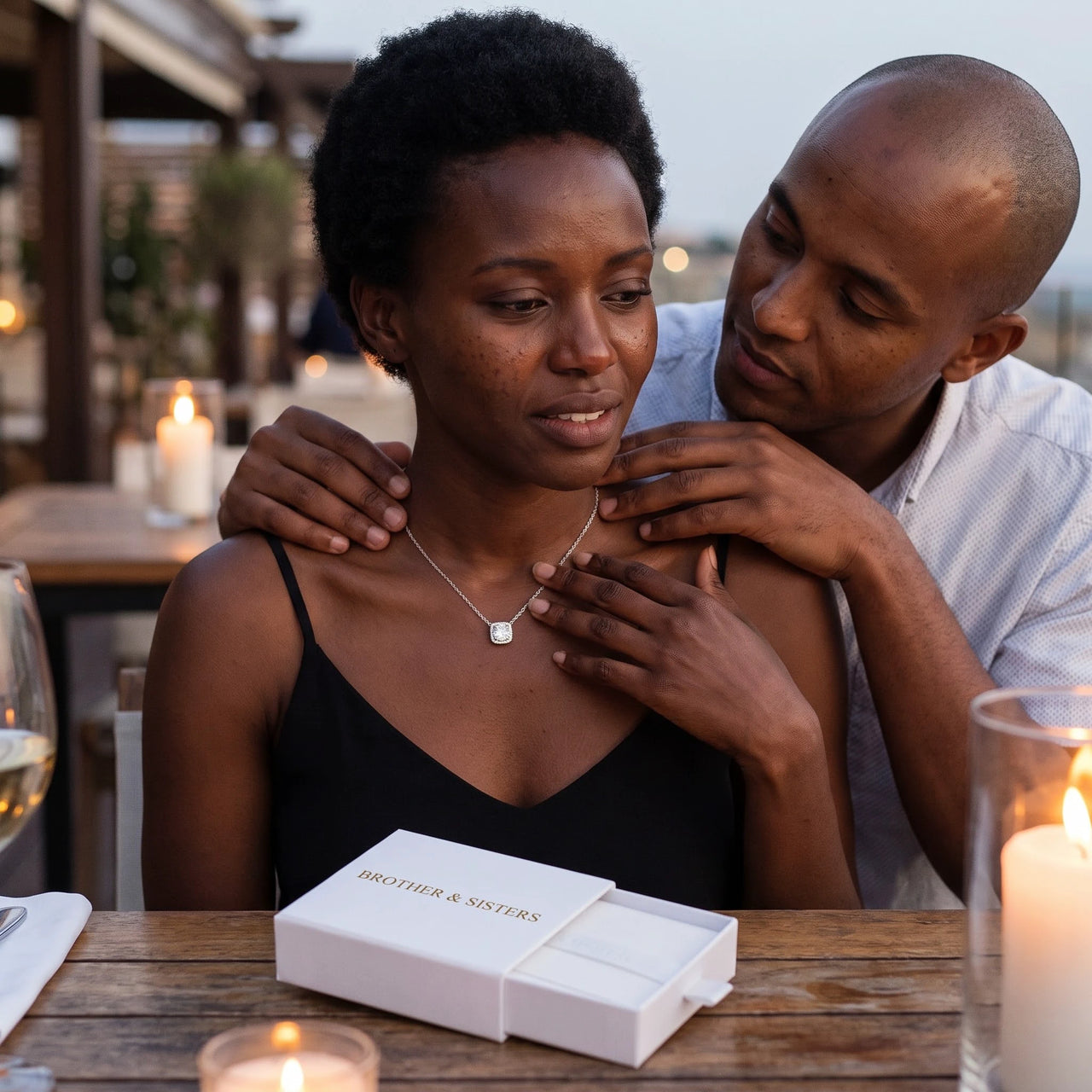 He offers her the silver necklace | SKU: 505721