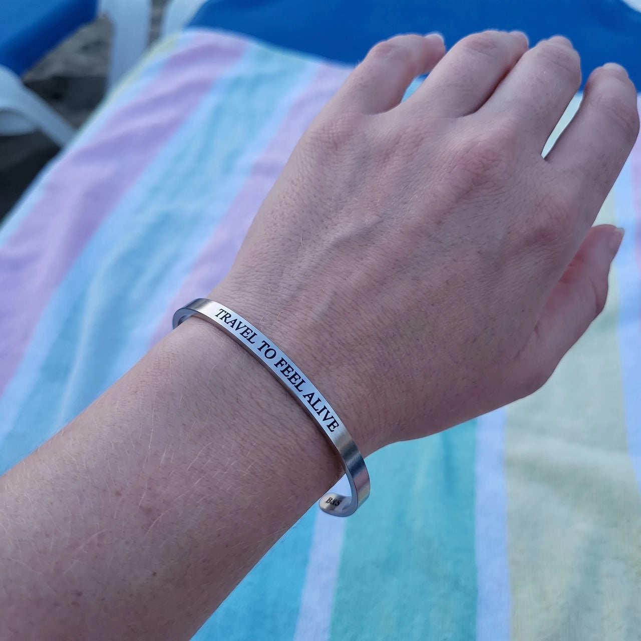 Cadeau voyageuse — photo portée, taille réelle, argent | SKU: ttfa-wg