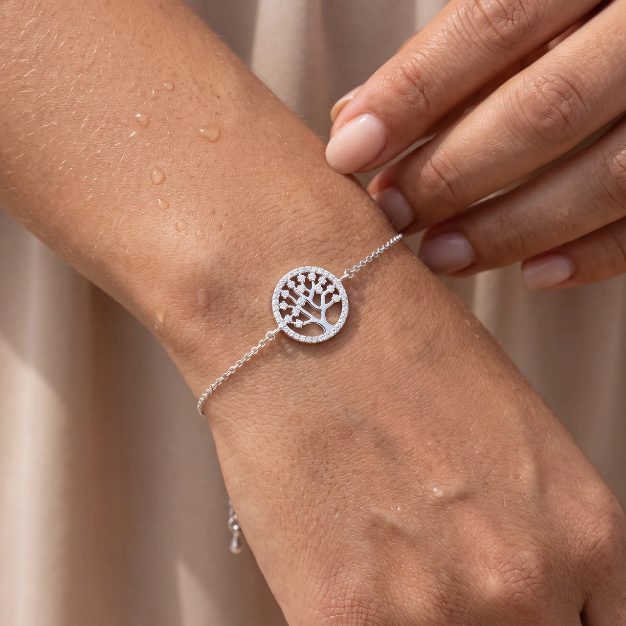 Albero della vita gioiello — primo piano dei dettagli, argento | SKU: 18963309-white-gold