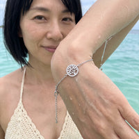 Thumbnail for Bracciale charm — foto indossata in acqua, waterproof, argento | SKU: 18963309-white-gold