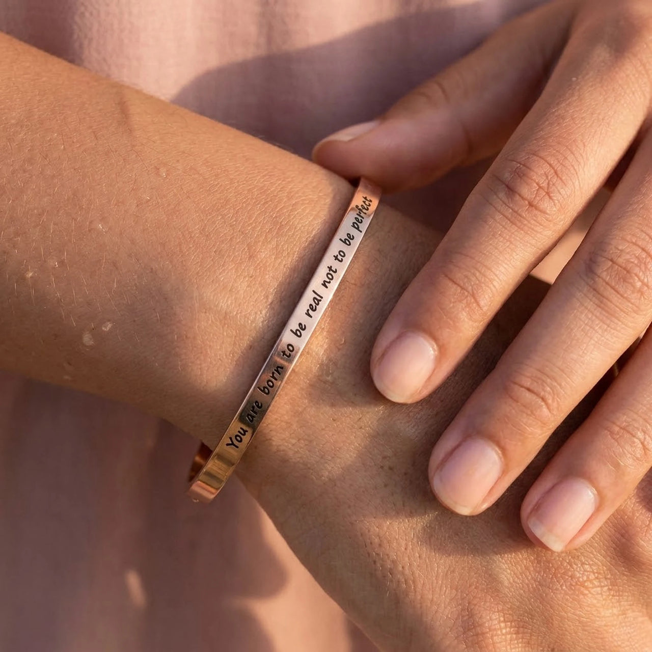 Bracciali con frasi motivazionali — primo piano dei dettagli, oro rosa | SKU: 9864184-rose