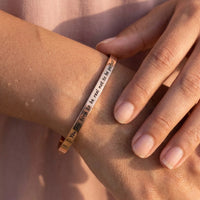Thumbnail for Bracciali con frasi motivazionali — primo piano dei dettagli, oro rosa | SKU: 9864184-rose