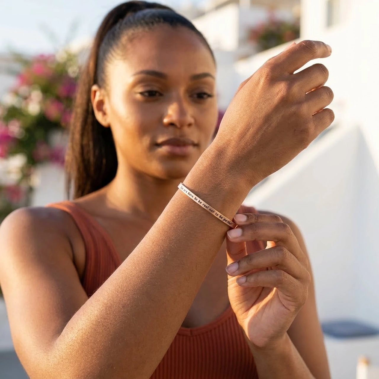 Bracciale con frase — foto indossata nei gesti di tutti i giorni, oro rosa | SKU: 9864184-rose