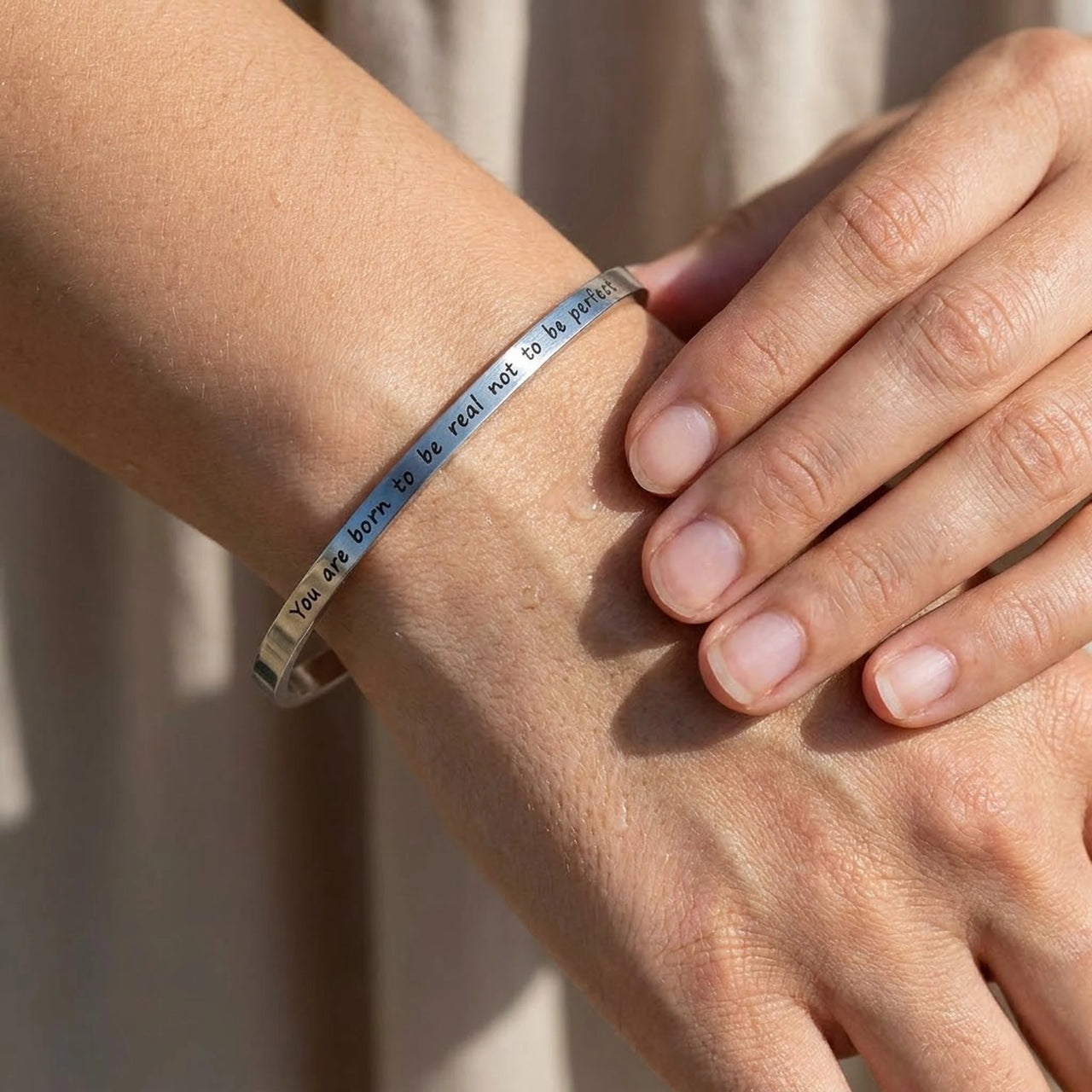 Bracciale con frase — primo piano dei dettagli, argento | SKU: 9864184-silver