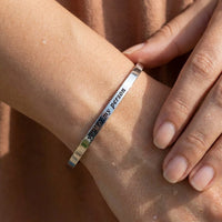 Thumbnail for Bracelet jonc acier inoxydable — gros plan sur les détails, argent | SKU: 8174603-silver-color